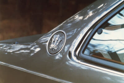 愛車となったマセラティ「ビターボ」は、ダークスモーキークォーツと呼ばれるブラウン系の美しいボディカラーだった