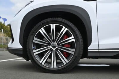 BYDシーライオン（SEALION）7：AWDのみ、レッドのカラードキャリパーとなる。AWDは20インチ