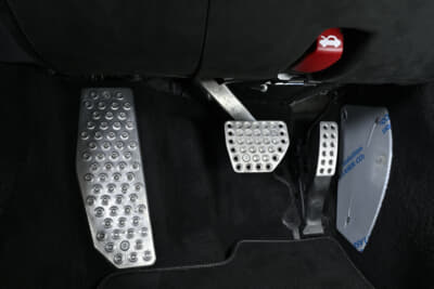 フェラーリ ローマスパイダー：アルミ製のペダル