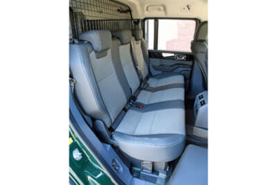 イネオス「グレナディア」：セカンドシートの背もたれを倒すと荷室になる