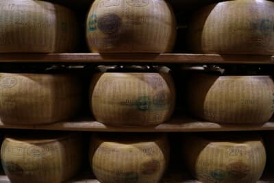 パルミジャーノ・レッジャーノは、12カ月から48カ月以上熟成、乳牛の品種や熟成期間によって異なる風味が楽しめ 、味わいはナッツのような香りと旨み、豊かなコクがあり、熟成期間が長いほど濃厚で深い味わいになる（2018年のイタリア取材にて）