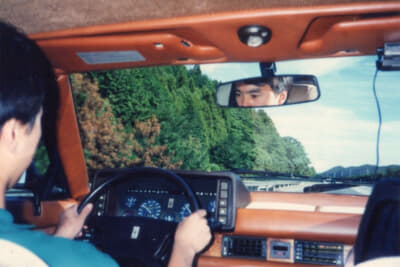 アイドリングからシュイーンとばかりに軽快に回るV6ツインターボは4000rpmあたりから、鳥肌モノの加速を開始