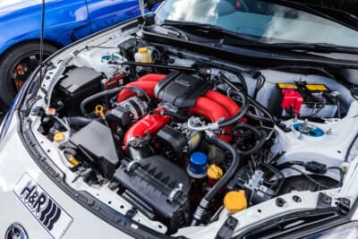 トヨタ GR86：インテークを含めて赤くペイントされたエンジン