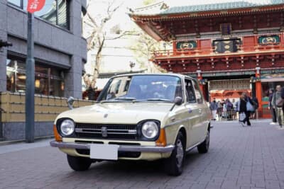 スバルff-1 1300Gスポーツ:コッパディ東京のチェックポイント“神田明神”で交通安全のお祓いを受けて走行する辻下さんと愛車スバルff-1 1300Gスポーツ