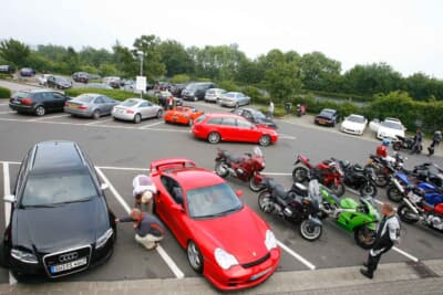 ニュルブルクリンクには、ギャラリーを含め多くの人が集まっている