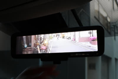 バックミラーにも当然ながら映らない死角がある