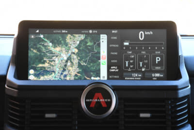 イネオス「グレナディア」：スマホとの連動性はバッチリで、AppleCarPlayや、AndroidAutoが対応しており、地図やナビもキャリアの最新版に更新されたものが使える利便性がストレスフリーなドライブをサポート