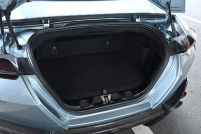 フェラーリ ローマスパイダー：トランクはオープン時とクローズド時で積載量が変わるが、オープン時でも荷物を多少載せられるのは嬉しい