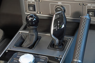 イネオス「グレナディア」：1BMWのATレバーと、丸い頭のトランファーレバーが並ぶ