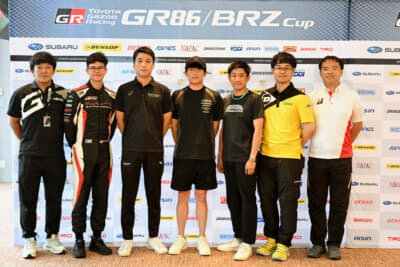 記者会見には、タイヤメーカー（ダンロップ／ブリヂストン）も参加した