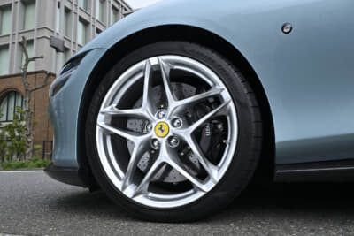 フェラーリ ローマスパイダー：タイヤはフロント245/35ZR20、リア285/35ZR20