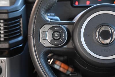 イネオス「グレナディア」：ステアリング左側はクルーズコントロールや、ハンズフリー対応のスイッチ