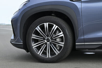 BYDシーライオン（SEALION）7：シンプルで美しいブラックとシルバーのホイール。後輪駆動モデルは19インチとなる