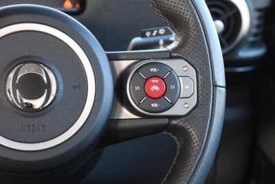 イネオス「グレナディア」：車名と同じ名前の自転車ロードレースチームを持つ事からか、ステアリングセンターのクラクションとは別に自転車向けの優しいホーンのなるスイッチが付いている