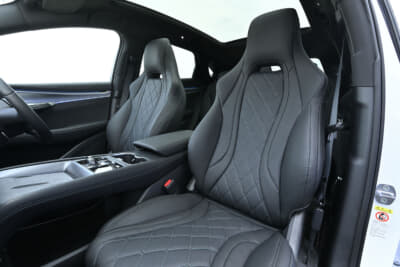 BYDシーライオン（SEALION）7：フロントシートは人間工学に基づいたヘッドレスト一体型