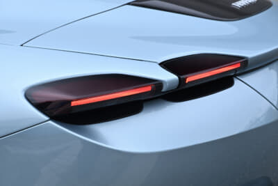 フェラーリ ローマスパイダー：かつての丸型テールライトにこだわらず、それでいてフェラーリであることを主張するテールライト