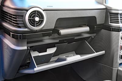 イネオス「グレナディア」：グローブボックスの容積は車検証が入るくらいの大きさしかない