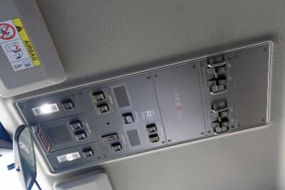 イネオス「グレナディア」：オーバーヘッドコントロールパネルのスイッチ類。補助灯の追加やサイレンやサーチライトなども10アンペアもしくは25アンペアの配線が内蔵されているので、追加しやすくスイッチの位置が分かり易い