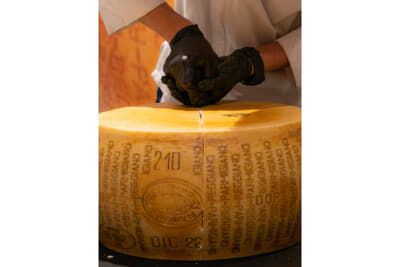 イベントの締めくくりには、厳選されたパルミジャーノ・レッジャーノのテイスティング（24ヶ月熟成と36ヶ月熟成）を、イタリアのフランチャコルタや抹茶のモクテルなどと合わせて楽しんだ