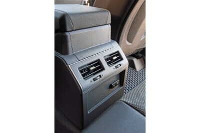 イネオス「グレナディア」：センターコンソールボックスの後ろには、リアシートに座る方に向けてエア吹き出し口が備わる