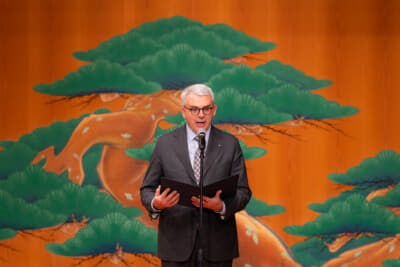 駐日イタリア大使ジャンルイジ・ベネデッティ氏は、「パルミジャーノ・レッジャーノは、その独特な形状と風味によりイタリア料理の基盤を支える重要な食材です。厳格な製法で守られ、ヨーロッパの原産地呼称（DOP）制度により品質が保証されています。2019年の日本・EU経済連携協定によって日本でもその価値が認められ、伝統と品質を重んじる日本とイタリアが、本イベントを通じて一層の結びつきを強められることを期待します」と挨拶