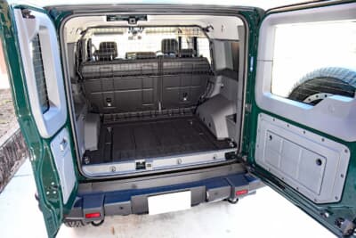 イネオス「グレナディア」：3:７に分割されたバックドアを開くと1100Lの荷室が広がる