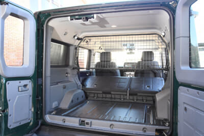 イネオス「グレナディア」：セカンドシートを倒すと更に荷室が2000Lへと広がる