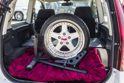 ダイハツ ミラ：車内に積まれたタイヤは、テンパータイヤサイズに加工したホイール。実際にスペアタイヤとして活用している