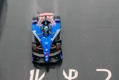 マセラティの象徴的なブルーを基調とし、リア部分には革新と電動化を表すローズゴールドのアクセントが加えられているマセラティ ティーポ フォルゴーレ