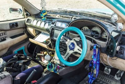 トヨタ スターレット：ブルーを基調としたインテリア