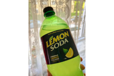 ちょっと酸っぱめのレモンソーダ。とてもスッキリした爽やかさで美味しいです。強炭酸水で少し割ってもグッド