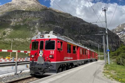ベルニナ急行。偶然停車中と遭遇しました(写真は2021年撮影)
