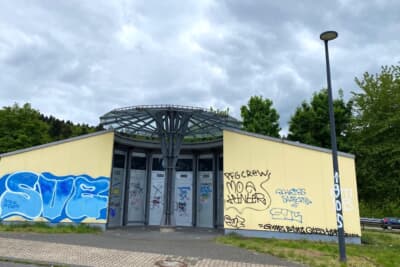 フードコートやガソリンスタンドのない、アウトバーンの公衆トイレのみの休憩所はお昼間でもちょっと怖いのです