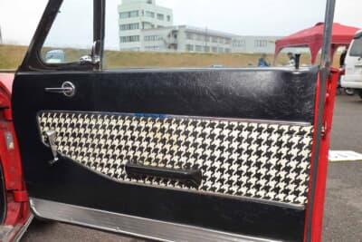 日産 サニークーペ：ドアトリムは千鳥格子のデザインが配される