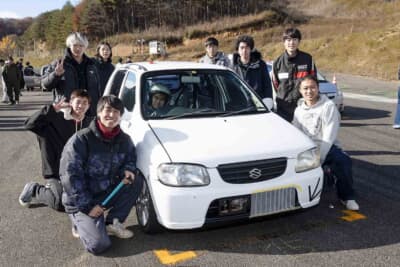 スズキ HA23S型 アルトと秋田県立大学自動車部の皆さん。2024年の最終戦は予選3位、決勝3位の結果を残した。今シーズンはさらに上位を目指す