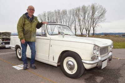 1967年式のトライアンフ ヴィテス コンバーチブルとオーナーの櫻井恭興さん