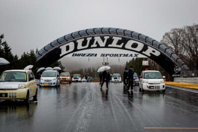 決勝は例年どおり45台のマシンが並ぶフルグリッド。予選を通過できなかった参加者は周回数を減らしたコンソレーションレースがある