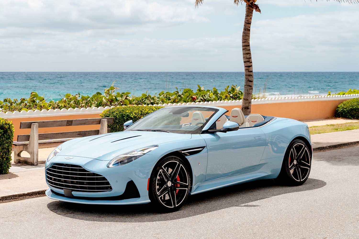 01_AMW_20250619_astonmartin_db