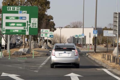 PAやSAは安全のため一方通行となっており、周回しながら駐車スペースが空くのを待つのはNG。停めるスペースがなかったら次のSAやPAに移動しよう