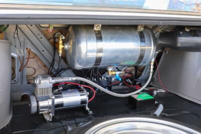 日産 6代目 910型 ブルーバード：エアサスタンクとコンプレッサーはトランクルームにセットしている
