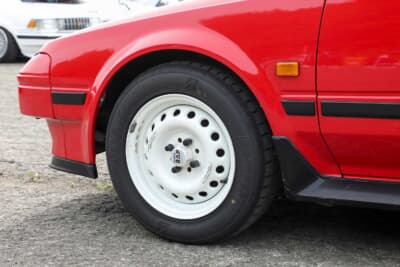 トヨタ 初代 AW11型 MR2：見た目と違って当時も超軽量ホイールとして話題になったスーパーラップ。白が定番だった