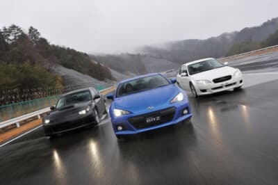 初代BRZ（中央）とBRZ＆86のルーツとなった2台