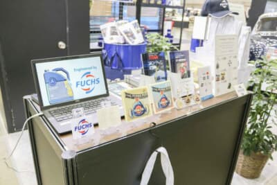 木製キーホルダー、ステッカー、トートバッグなどのオリジナルグッズをブースで販売