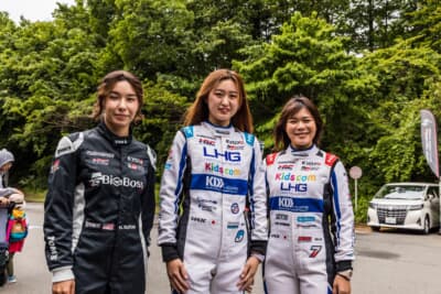 （右から）翁長実希さん、佐々木藍咲さん、Hana Burtonさんの3人。Hanaさんはこのイベントの後、スーパー耐久レースにも参加するというハードなスケジュールだった