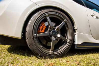 トヨタ 14R60：軽量な鍛造マグホイールを装着