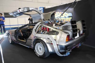 2023年のホビーショーに展示された実物のデロリアン。このクルマは公道を走ることができるそうだ