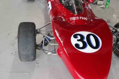 東京技研F-J：東京技研F-Jのフロントサスペンション。細身の上下Aアームを組み合わせた、コンベン ショナルなダブルウィッシュボーンタイプ