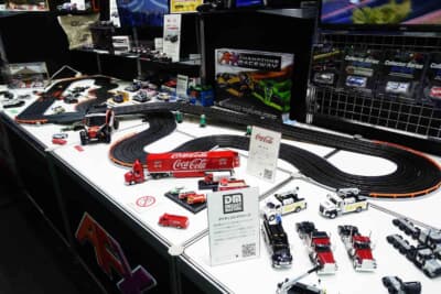 AFX社製のスロットカーコース。4レーンでかなりコンパクトである