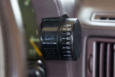 メーターフードの右脇に設置されたスピードアラーム。30～65km/hの間の設定した速度に達すると警告音が鳴る