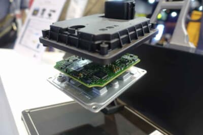 アクティブウイングを動かすためのツインモーターコントローラー